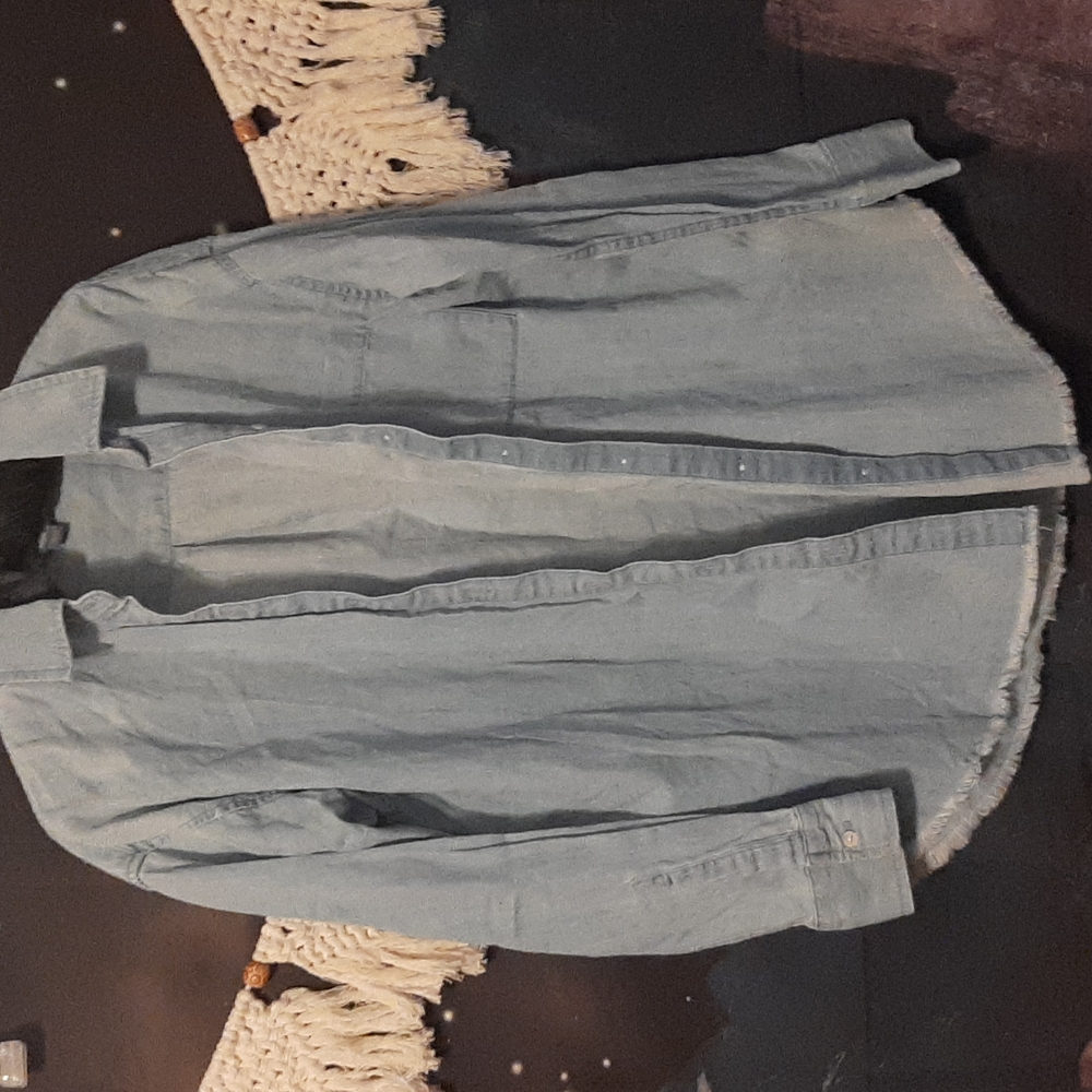 EUC Aerie loght wash long sleeve jean jacket small faded blue raw bottom hem
